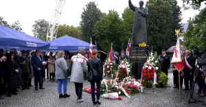 Złożenie kwiatów pod pomnikiem ks. Jerzego Popiełuszki w 75. rocznicę urodzin [Film]