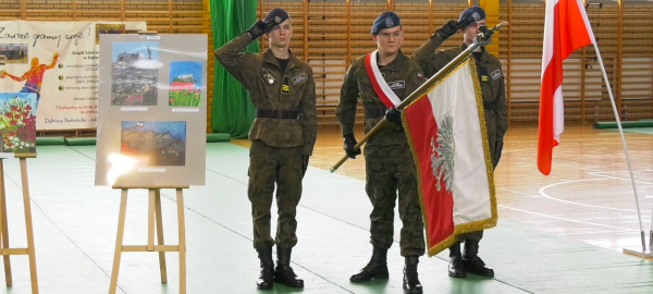 Uczniowie z dąbrowskiego ZS oddali cześć patronowi szkoły gen. Nikodemowi Sulikowi [Film]