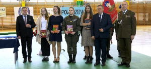 Zakończenie roku szkolnego klas IV w dąbrowskim Zespole Szkół [Film]