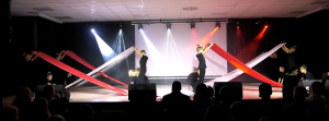 Taniec z flagami w wykonaniu uczniów SP w Dąbrowie Białostockiej [Film]