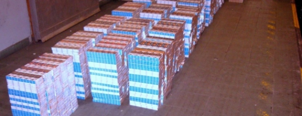 Znaleźli 30 tys. paczek nielegalnych papierosów w podłodze naczepy [Zdjęcia]