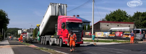 Dąbrowa Białostocka: Wykonawca układa ostatnią warstwę asfaltu [Film]