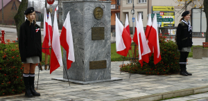 Dąbrowa Białostocka: Delegacje złożyły kwiaty pod pomnikiem marszałka Józefa Piłsudskiego [Film i Zdjęcia]