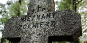 Postaw znicz na grobie polskiego bohatera