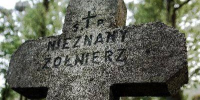 Postaw znicz na grobie polskiego bohatera