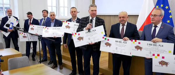 Gminy otrzymały kolejne środki z budżetu wojew&oacute;dztwa [Film]