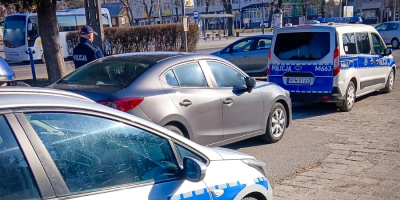 Dwie osoby z narkotykami w rękach policjantów