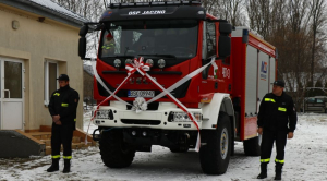 Nowy wóz strażacki oficjalnie przekazany jednostce OSP Jaczno [Film i zdjęcia]
