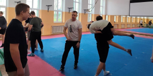 Funkcjonariusze Straży Granicznej i Policji szkolili uczni&oacute;w klasy mundurowej