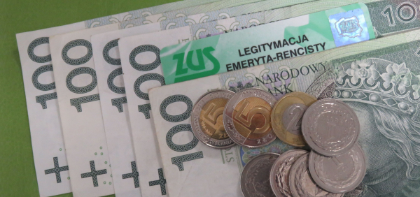 Niekt&oacute;rzy emeryci  i renciści otrzymają trzynastkę przed Świętami