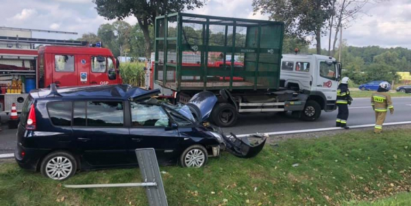 NA SYGNALE: Wypadek na S8. Kierowca samochodu osobowego jadący w stronę Augustowa nie wyhamował przed jadącą przed nim ciężarówką [Zdjęcia]