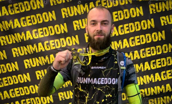 Sok&oacute;lski policjant pokonał 6 kilometr&oacute;w wymagającego biegu i blisko 30 przeszk&oacute;d w 1,5 godziny