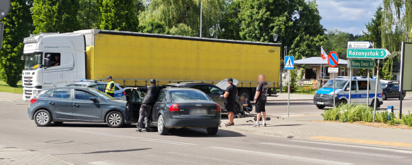 NA SYGNALE: Trzy samochody zderzyły się w centrum Dąbrowy Białostockiej