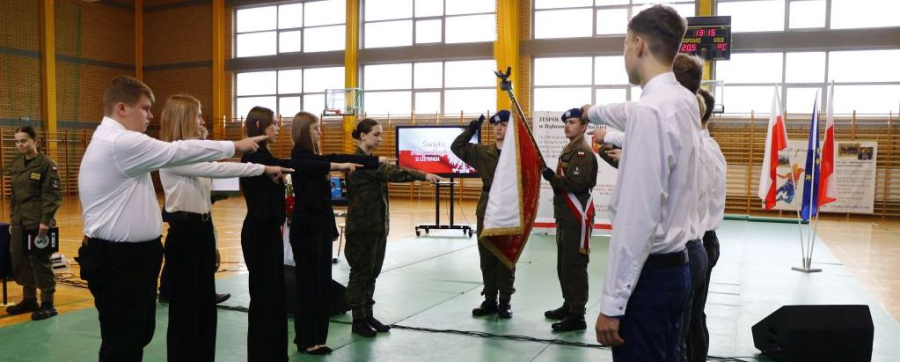 „Niepodległość zobowiązuje” – uroczysta akademia w Zespole Szkół w Dąbrowie Białostockiej