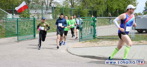 26 uczestników zmagało się w dąbrowskim Ćwierć maratonie [Film]