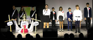 Pełny zapis przedstawienia w wykonaniu uczniów SP w Dąbrowie Białostockiej podczas Święta Odzyskania Niepodległości [Film]