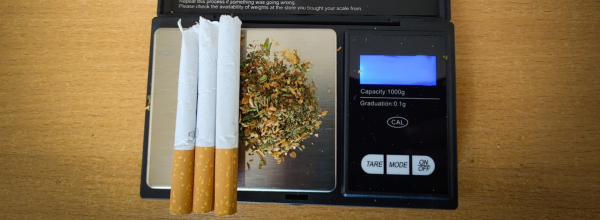 Dzielnicowi zatrzymali 2 mężczyzn podejrzanych o posiadanie narkotyk&oacute;w