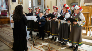 Maryjne pieśni i ludowe melodie wybrzmiały w sok&oacute;lskiej świątyni.