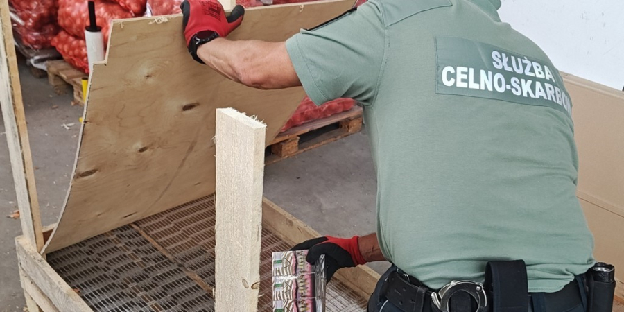Przemyt papierosów ukrytych w skrzyniach z cebulą udaremniony przez podlaską KAS