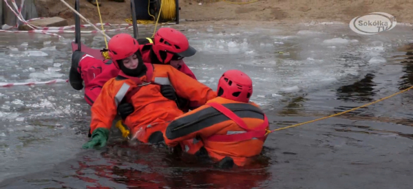 NA SYGNALE: Ćwiczenia strażak&oacute;w z zakresu ratownictwa lodowego [Film]