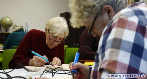 Kreatywni seniorzy w świątecznym klimacie – warsztaty pirografii w Dąbrowie Białostockiej