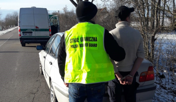 Obywatel Turkmenistanu przewozi pięciu Afgańczyk&oacute;w