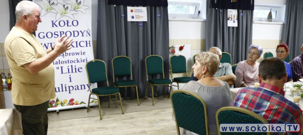 Seniorzy zn&oacute;w przy wsp&oacute;lnym stole