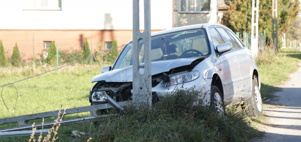 NA SYGNALE: Samoch&oacute;d osobowy uderzył w słup telekomunikacji