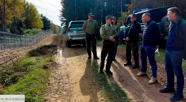 Wiceminister Bartosz Grodecki oraz szef Agencji Frontex z wizytą na granicy polsko-białoruskiej [Zdjęcia]