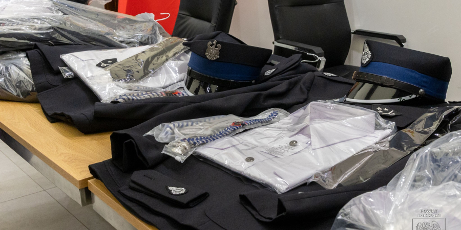 Strażacy z OSP Chilmony i OSP Nowy Dwór otrzymali nowe mundury wyjściowe.