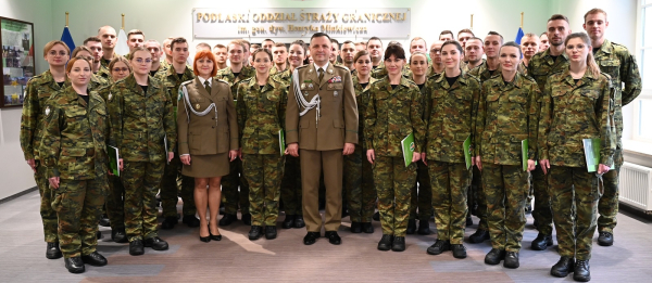 Nowi funkcjonariusze Straży Granicznej z Podlasia mianowani na stopień kaprala.