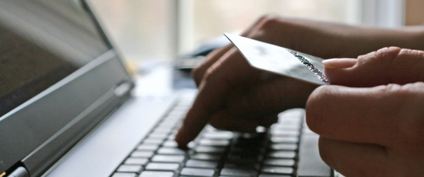 Ekspert: już prawie połowa Polak&oacute;w robi świąteczne zakupy w internecie