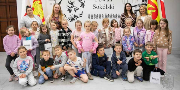 Przedszkolaki z &bdquo;Piąteczki&rdquo; z wizytą w Starostwie Powiatowym w Sok&oacute;łce.