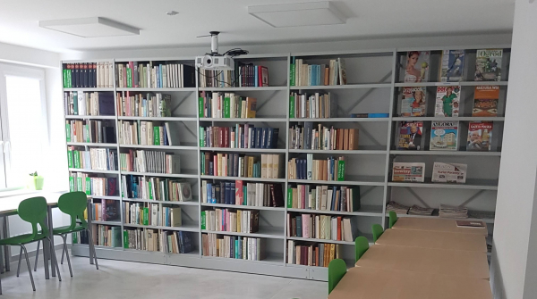 Nowoczesna i funkcjonalna czytelnia w bibliotece w Kuźnicy [Zdjęcia]