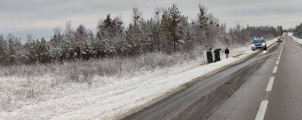 NA SYGNALE: Zdarzenie na trasie Dąbrowa Białostocka–Lipsk. Samochód dostawczy przewrócony na bok