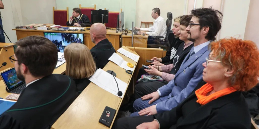 Uniewinnienie w procesie pięciorga aktywistów oskarżonych ws. nielegalnych migrantów.