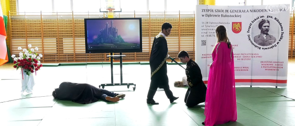 Szekspir w Dąbrowie Białostockiej – szkolne obchody Dnia Edukacji Narodowej