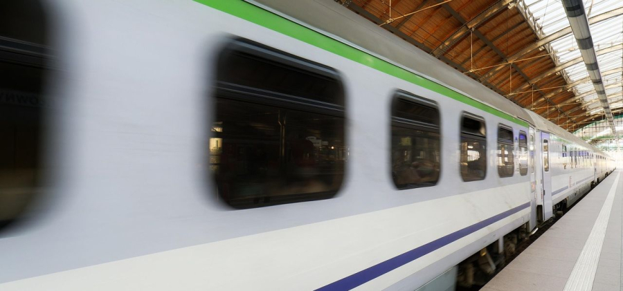 PLK SA wspiera świąteczne podróże – kolej gotowa, by pomóc dojechać do bliskich