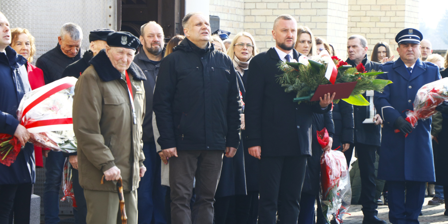 Hołd pod pomnikiem Armii Krajowej
