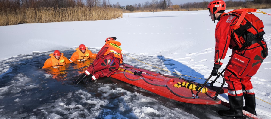 Niedzielny cykl ćwiczeń jednostek PSP i OSP z zakresu ratownictwa lodowego na zamarzniętych akwenach wodnych