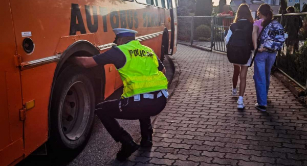 Kontrola autobusów szkolnych w ramach &quot;Bezpiecznej drogi do szkoły&quot; [Zdjęcia]