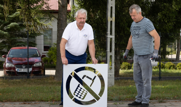 Zakaz używania smartfona. Piktogramy pojawią się przy przejściach dla pieszych w powiecie sokólskim [Zdjęcia]