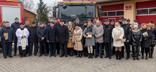 Przekazanie samochodu ratowniczo – gaśniczego jednostce Ochotniczej Straży Pożarnej w Janowie [Zdjęcia]