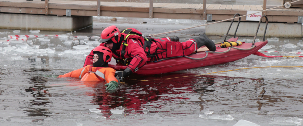 Jak zachowywać się na lodzie? Ćwiczenia strażak&oacute;w nad zalewem w Sok&oacute;łce. [Zdjęcia]