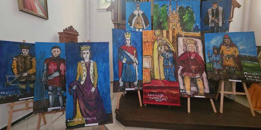Niecodzienna wystawa obrazów przedstawiających historię Polski do obejrzenia w korycińskim kościele.