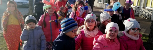 Kolorowe dzieci w Kuźnicy przegoniły zimę [Zdjęcia]