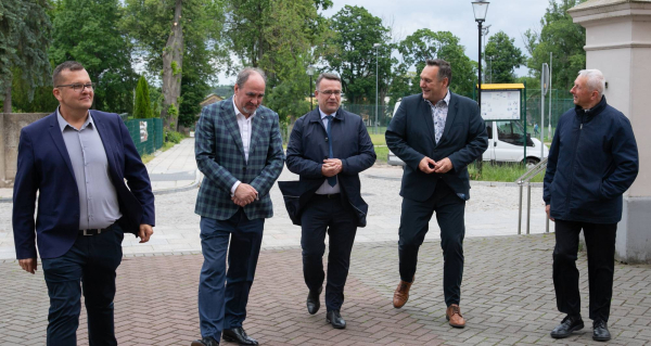 Z troską o historię – wspólna wizyta konserwatora zabytków i starosty w najcenniejszych miejscach regionu.
