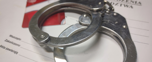 Sokólscy Policjanci Zatrzymali 28-latka za Serię Kradzieży z Użyciem Znalezionej Karty Bankomatowej