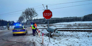 Nietrzeźwy kierowca wjechał pod pociąg