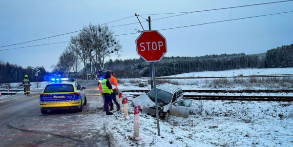 Nietrzeźwy kierowca wjechał pod pociąg